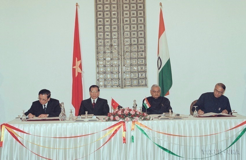 2003年5月1日,在新德里,越共中央总书记农德孟与印度总理阿塔尔•比哈里•瓦杰帕伊见证了《关于构建面向21世纪友好全面合作框架的联合宣言》的签署仪式。图自 越通社