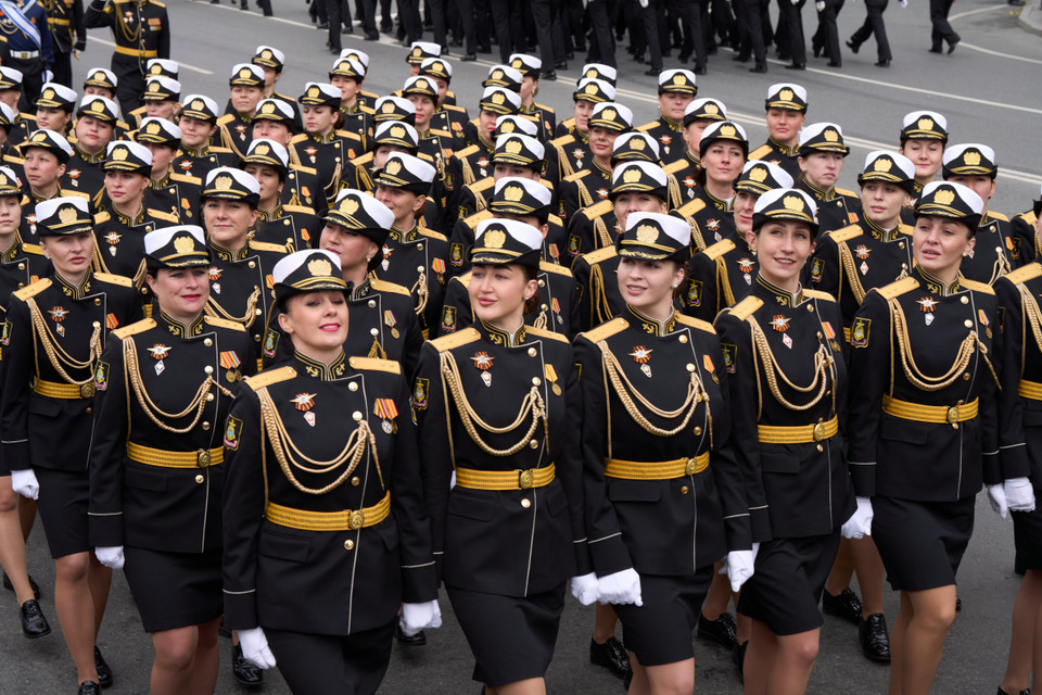 俄罗斯女兵士参加在俄罗斯符拉迪沃斯托克举行纪念反法西斯战争胜利阅兵式。图自越通社