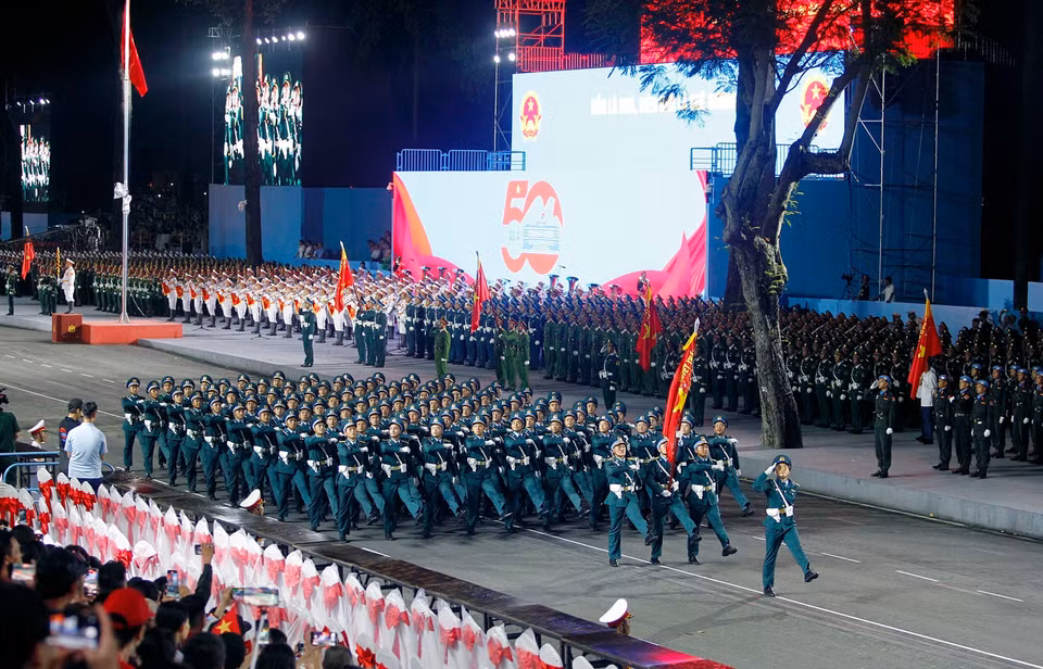 越南人民军各方队参加纪念南方解放、国家统一50周年庆典的阅兵和游行预演。图自 越通社