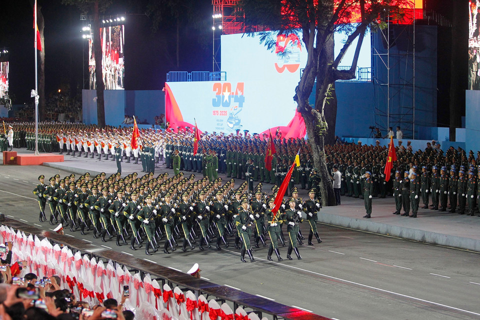 中国人民解放军方队参加越南纪念南方解放、国家统一50周年庆典的阅兵游行预演。图自 越通社