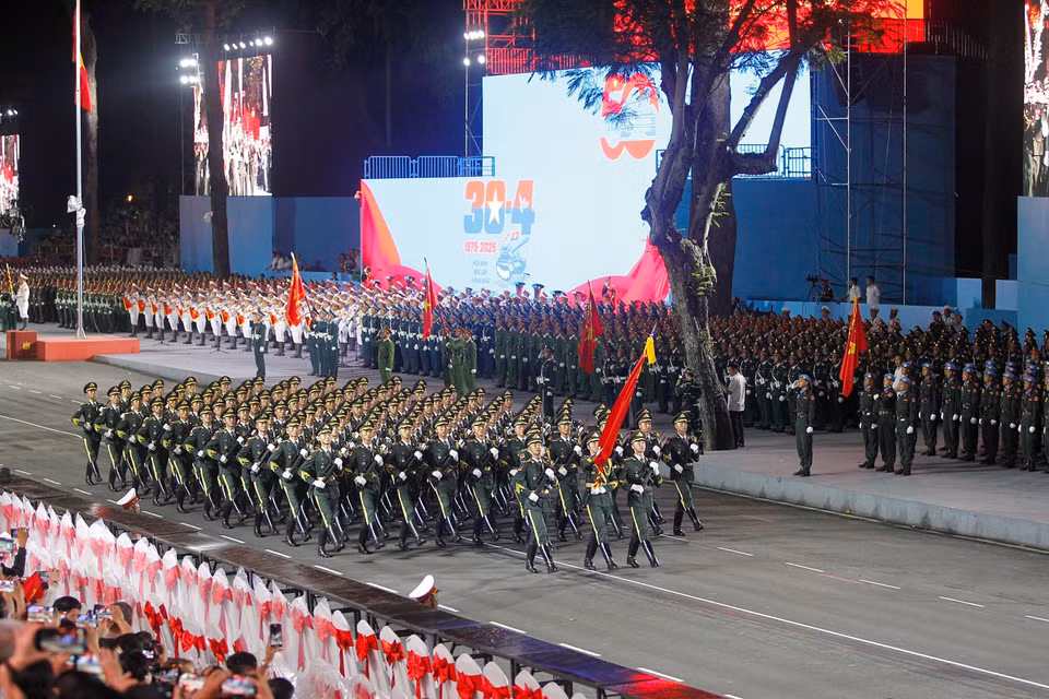 中国人民解放军方队参加越南纪念南方解放、国家统一50周年庆典的阅兵游行预演。图自 越通社