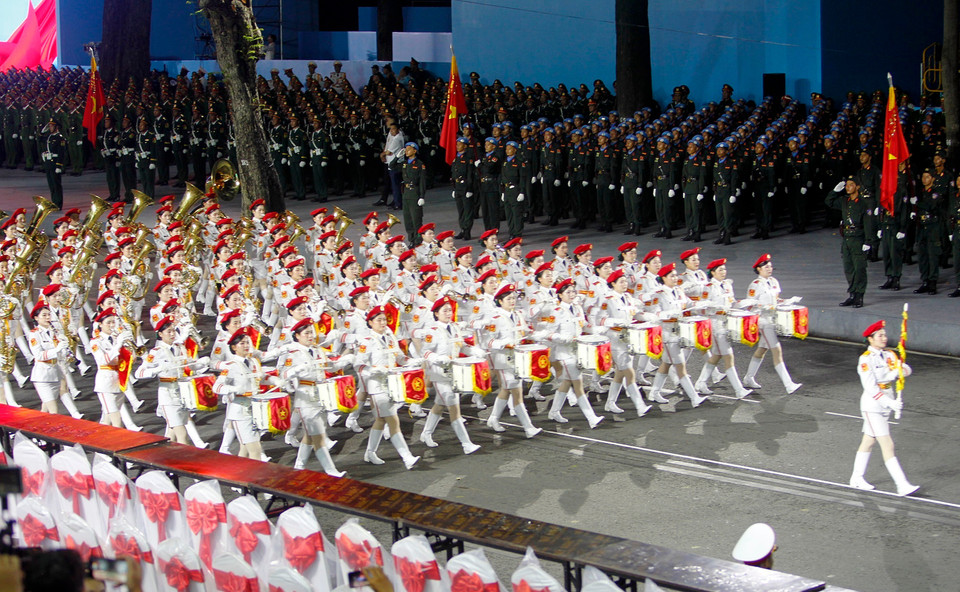 越南人民军各方队参加纪念南方解放、国家统一50周年庆典的阅兵和游行预演。图自 越通社
