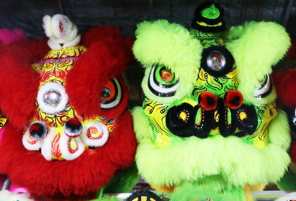 工匠张如任手工制作的大型、多彩舞狮狮子头格外醒目。图自 越通社