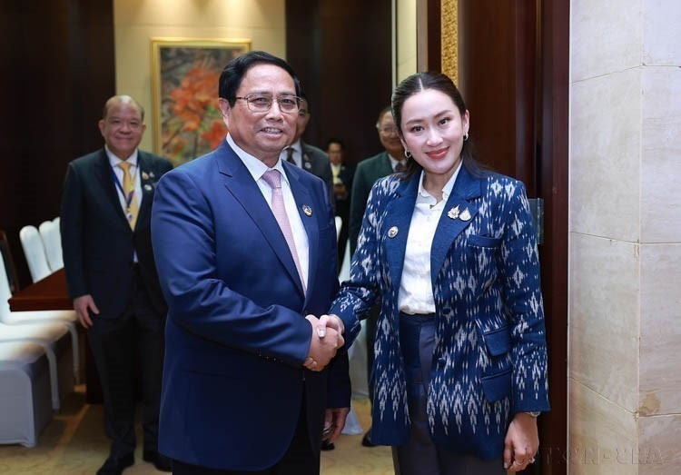 出席在老挝首都万象举行的第44、45届东盟峰会及系列会议期间，2024年10月9日晚，越南政府总理范明政会见了泰国总理佩通坦•钦那瓦。图自 越通社