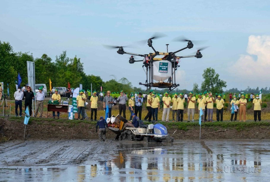 在2022年越南国际农业技术展览会（Agritechnica Asia Live 2022）上，现场演示了无人机喷洒农药和施肥技术。图自 越通社