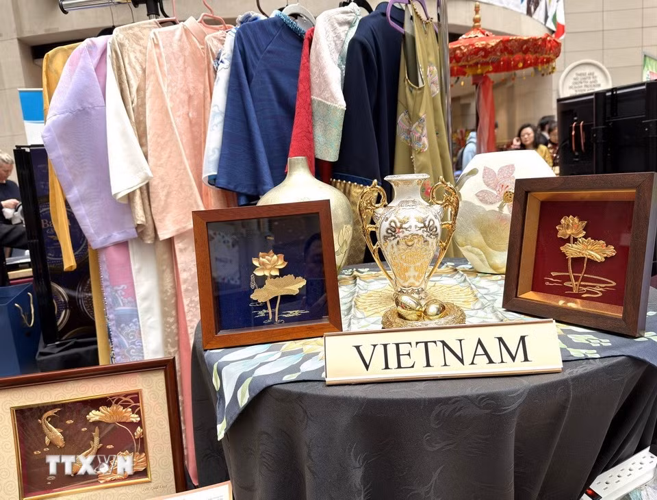 越南手工艺品及传统民族服饰亮相国际文化—美食外交节。图自 越通社