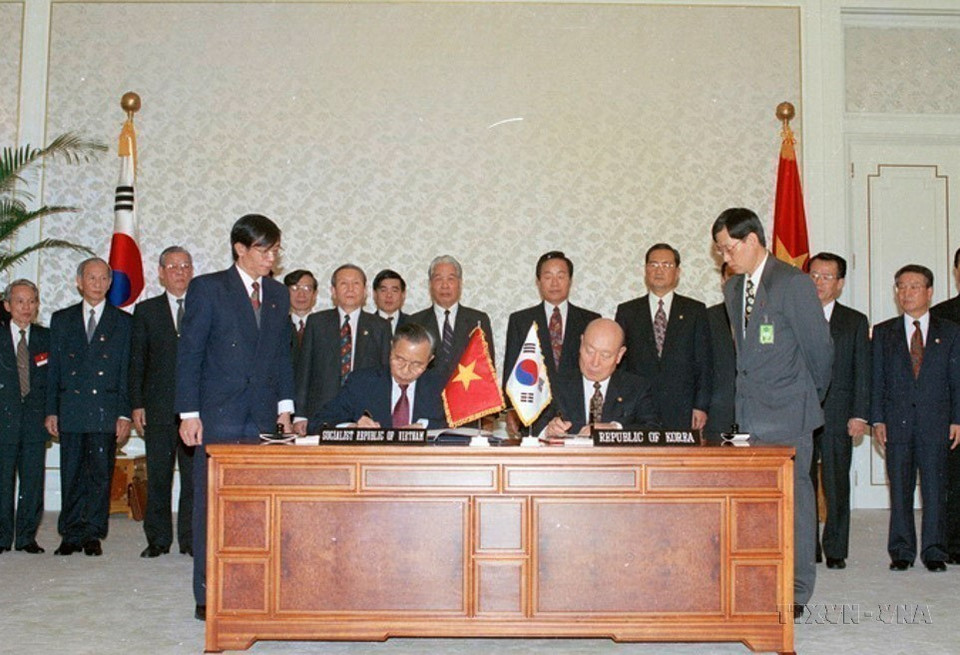 1995年4月12日,越南外交部长阮孟琴与韩国外交部长孔鲁明在首尔签署关于韩国向越南提供官方发展援助(ODA)的协议。图自 越通社