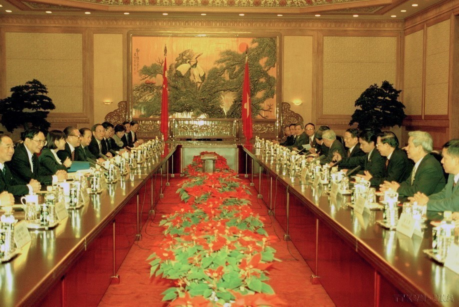 2000年12月,越南和中国签署关于《新世纪全面合作的联合声明》,为深化两国各个领域合作关系发展指明方向。图为:中国国家主席江泽民同正在对中国进行正式访问的越南国家主席陈德良举行会谈(北京,2000年12月25日)。图自 越通社