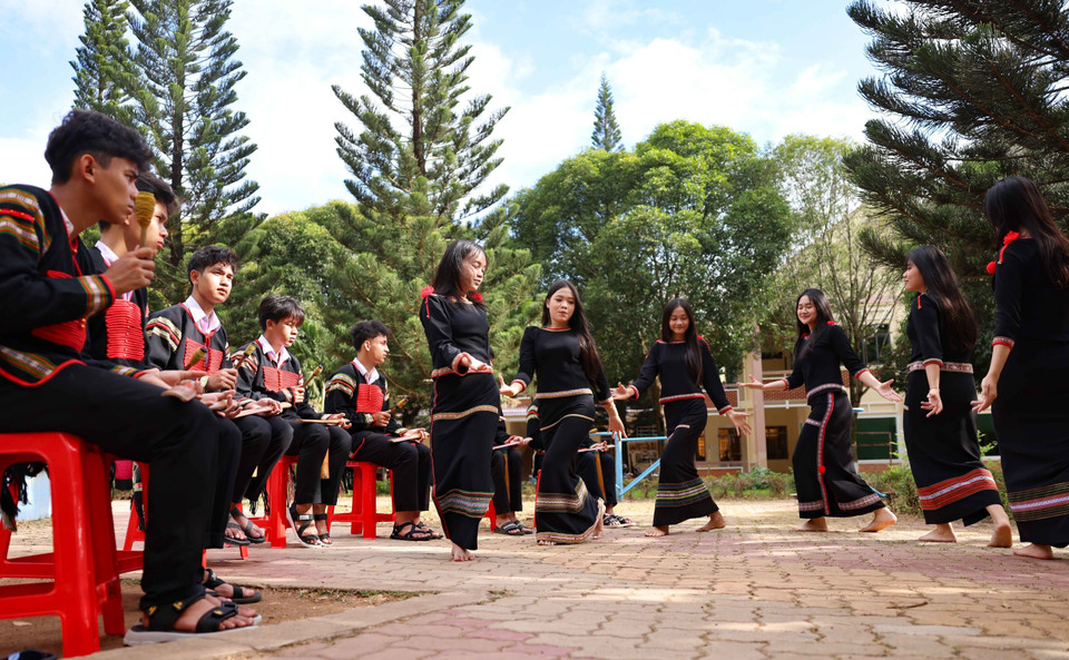 得乐省N’Trang Lơng民族寄宿高中的铜锣俱乐部经常受省教育与培训厅及地方政府邀请，在各类学生文化艺术活动中精彩亮相，为推广和弘扬民族文化贡献力量。图自 越通社