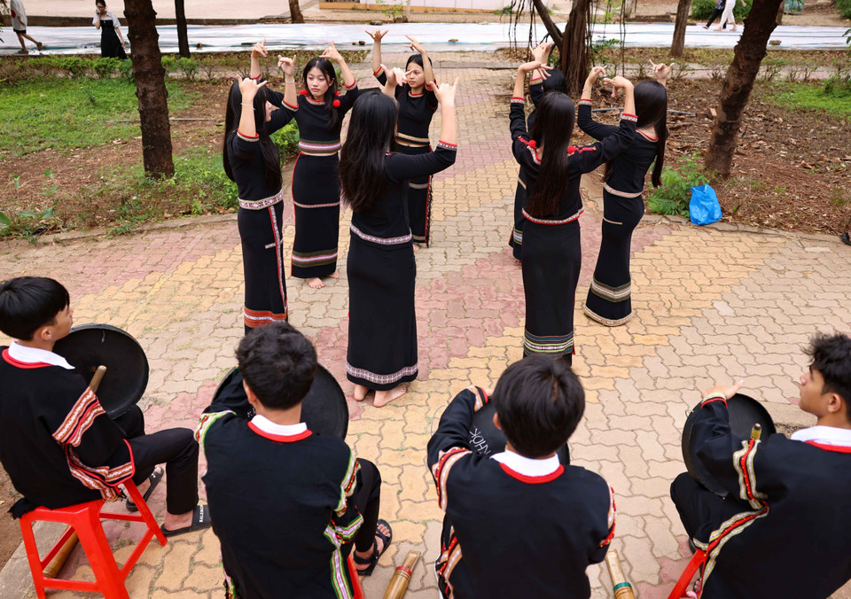 在得乐省N’Trang Lơng民族寄宿高中，铜锣文化薪火相传，一届届学生接力传承，成为校园里生生不息的文化传统。图自 越通社