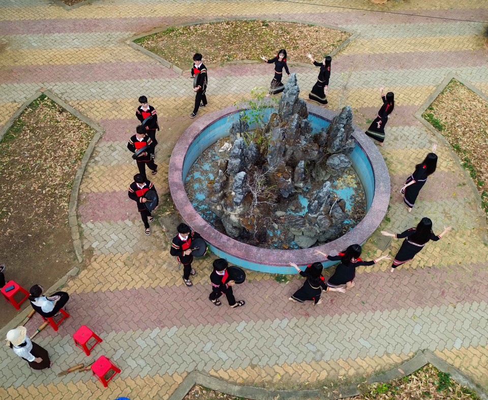 得乐省各民族寄宿高中不断创新教学方法，注重培养学生对传统文化的认知与热爱，积极推动民族文化的保护与弘扬。图自 越通社