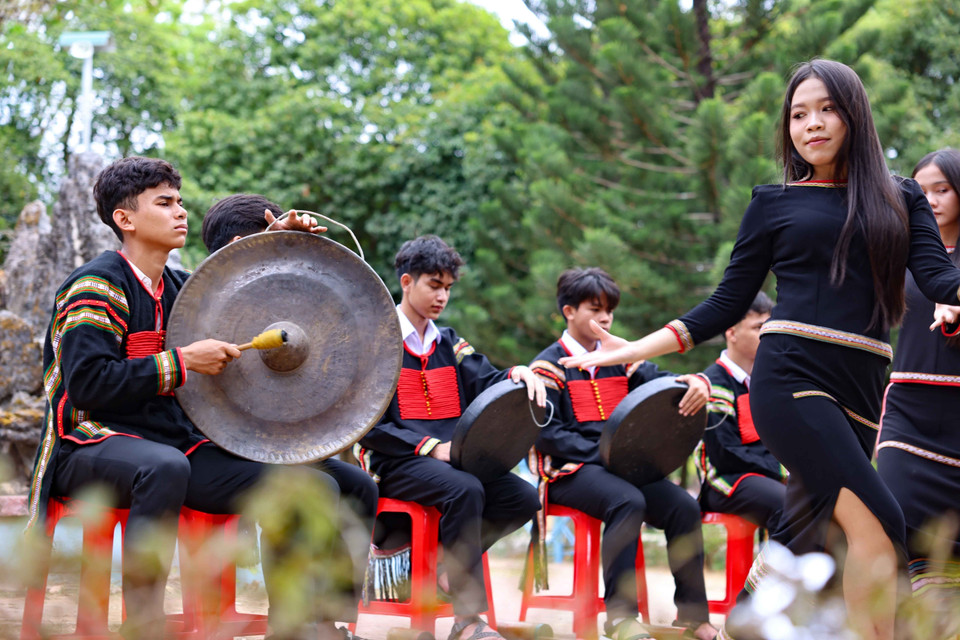 在学校的大力支持和民间艺人的悉心传授下，得乐省N’Trang Lơng民族寄宿高中的两支铜锣队已熟练掌握埃地族的大部分传统乐曲，积极为民族文化的传承与弘扬贡献力量。图自 越通社