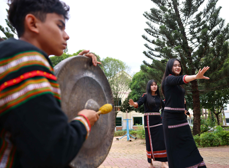 一批学生在民间艺人的指导下学习铜锣技艺，并将所学传授给学弟学妹，推动这一传统文化在校园内不断延续和发扬。图自 越通社