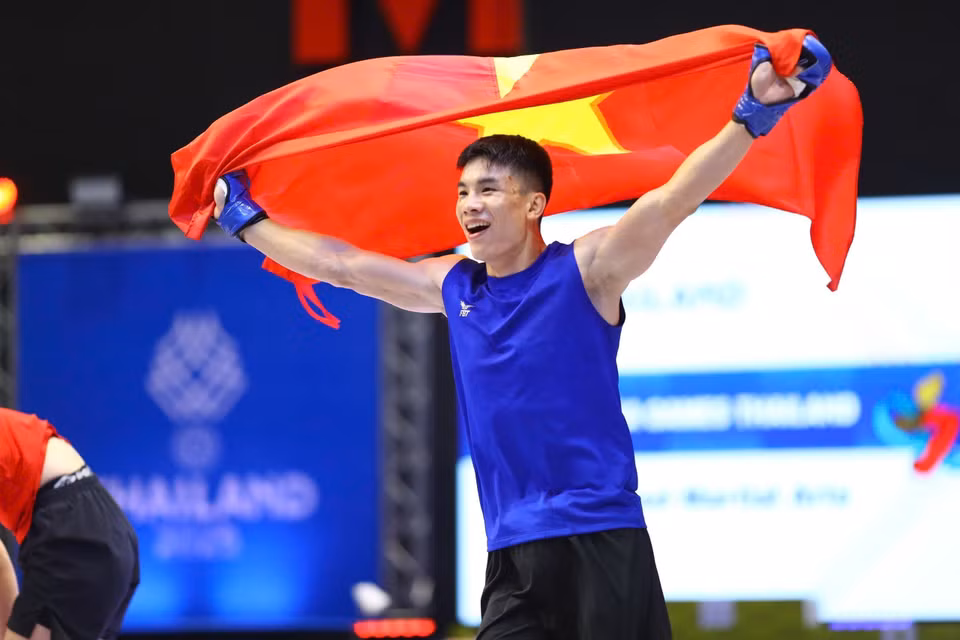 黄文明为越南MMA夺得历史性金牌后开心庆祝。图自 越通社
