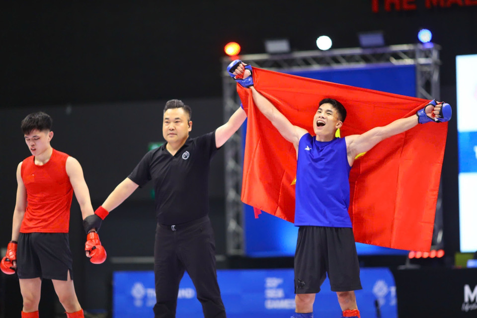 黄文明为越南MMA夺得历史性金牌后开心庆祝。图自 越通社