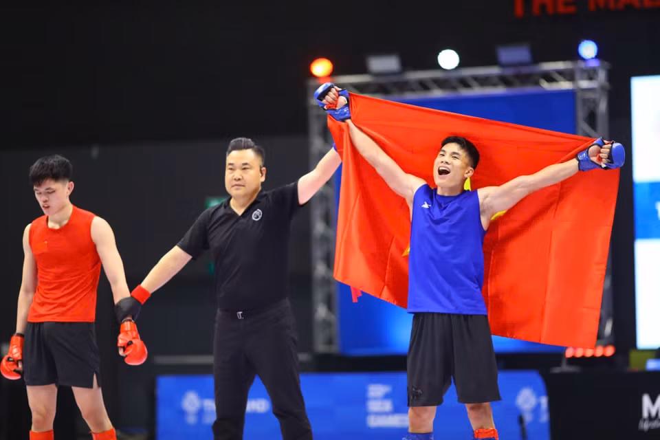 黄文明为越南MMA夺得历史性金牌后开心庆祝。图自 越通社