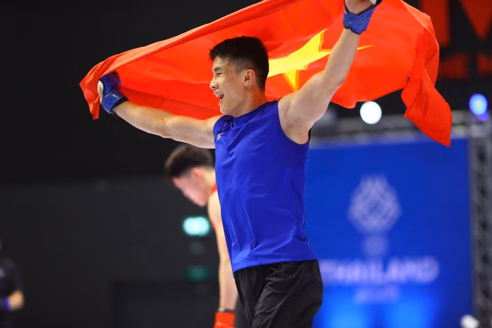 黄文明为越南MMA夺得历史性金牌后开心庆祝。图自 越通社