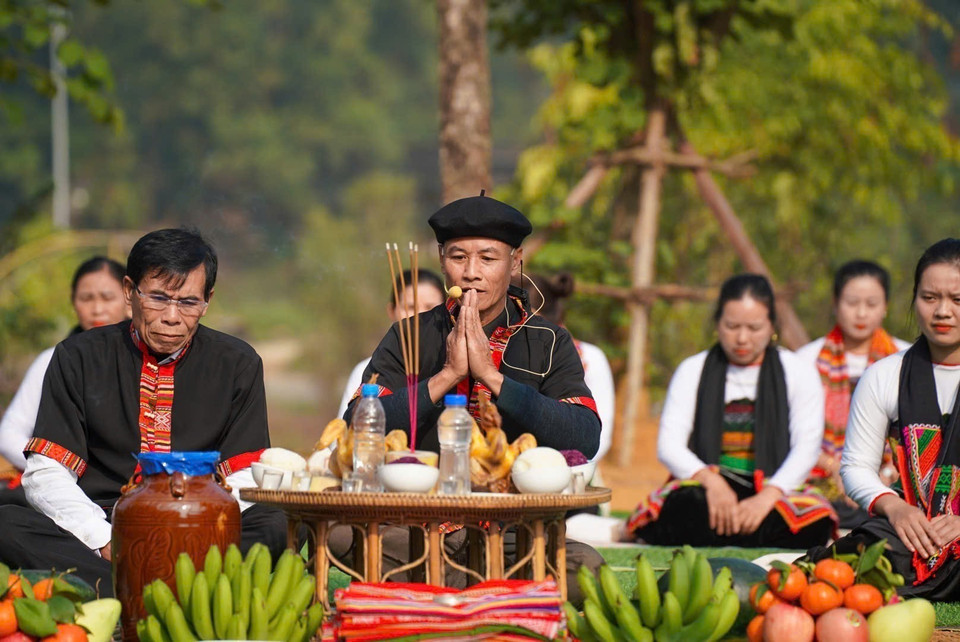 在新米节仪式中，巫师作为仪式主持人，充当连接社区与神灵的角色。图自 越通社