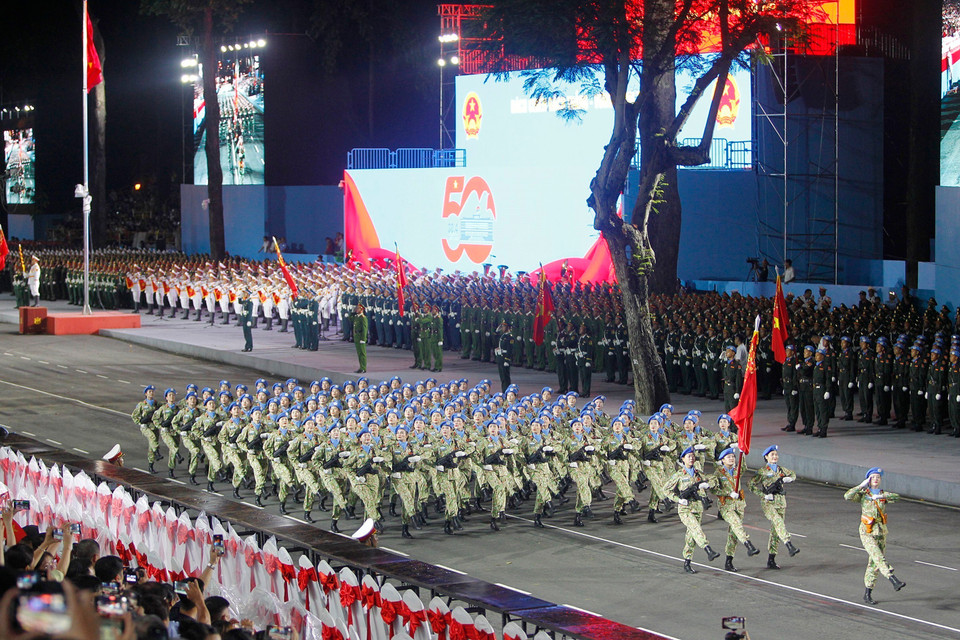 越南人民军各方队参加纪念南方解放、国家统一50周年庆典的阅兵和游行预演。图自 越通社
