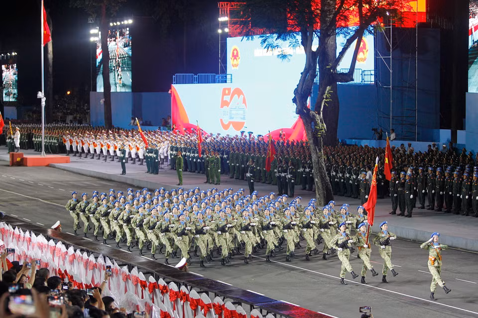 越南人民军各方队参加纪念南方解放、国家统一50周年庆典的阅兵和游行预演。图自 越通社