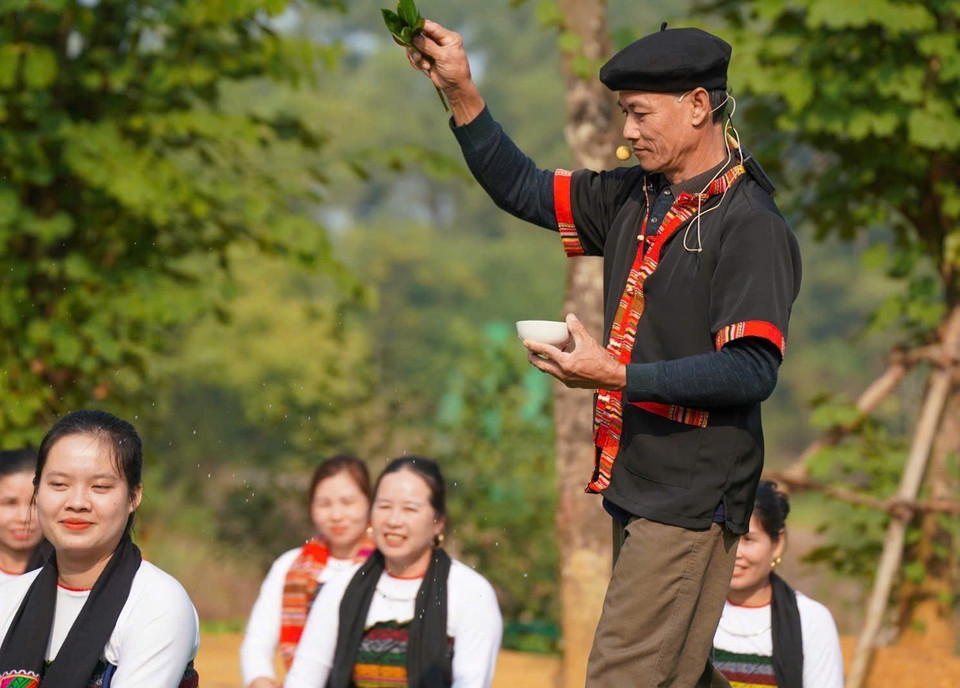 巫师作为仪式的主持人，将竹叶浸入酒碗中，四周撒洒，以清除不祥之物，驱散妖魔。图自 越通社