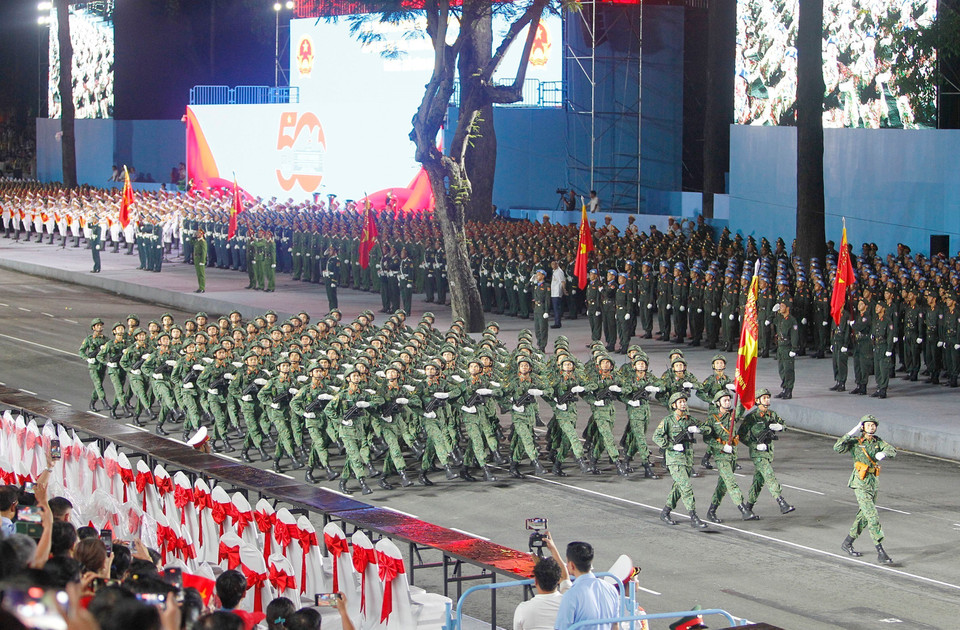 越南人民军各方队参加纪念南方解放、国家统一50周年庆典的阅兵和游行预演。图自 越通社