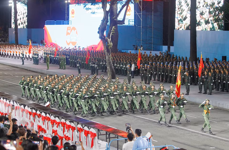 越南人民军各方队参加纪念南方解放、国家统一50周年庆典的阅兵和游行预演。图自 越通社