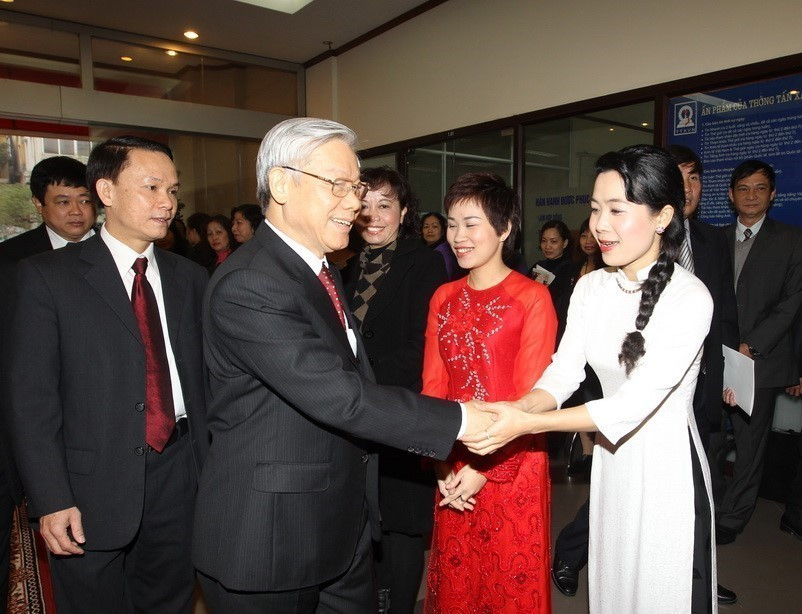 80年来,越通社始终得到党和国家领导的关心、支持与亲切指导。这成为激励越通社一代又一代新闻工作者不断努力奋进、实现发展强大的动力。图为:2012年1月18日,越共中央总书记阮富仲在壬辰年春节前夕到访越通社,看望并向干部、记者、编辑和工作人员致以新春祝福。图自 越通社