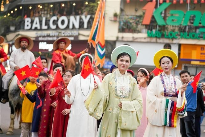 巡游队伍环绕还剑湖行进。图自 越通社