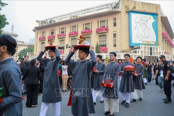 巡游队伍环绕还剑湖行进。图自 越通社
