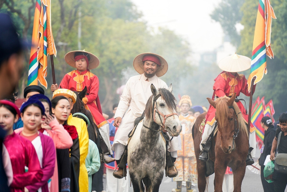 巡游队伍环绕还剑湖行进。图自 越通社