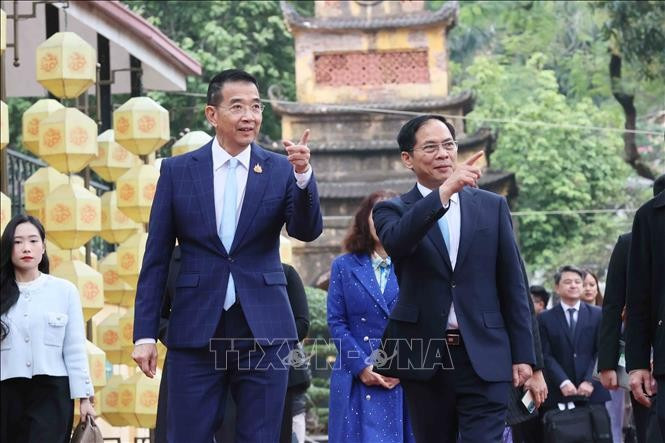 越南政府副总理兼外交部长裴青山及夫人，与泰国外长玛里·沙炎蓬及夫人共同参观河内升龙皇城。图片来源：越通社