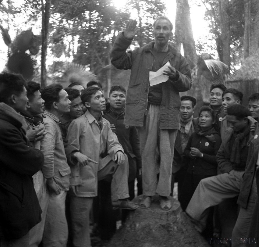 1951年3月3日，胡志明主席与参加越明和联越统一大会的代表们亲切交流。在此次大会上，印度支那共产党（当时的越南共产党的名称）更名为越南劳动党。图自 越通社