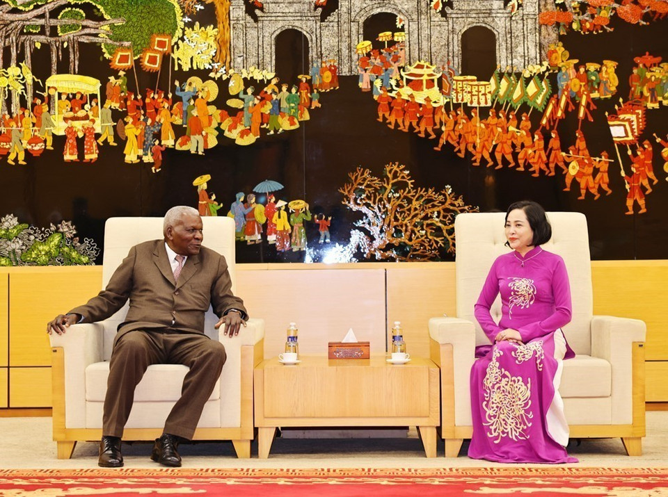 越南国会副主席阮氏清在内排国际机场迎接到访的古巴国会主席埃斯特万·拉索·埃尔南德斯。图自 越通社