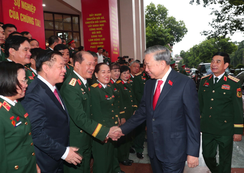 越共中央总书记苏林同与会代表互动交流。图自 越通社