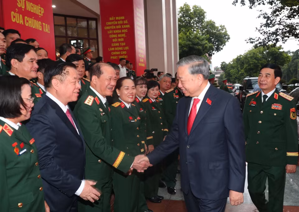 越共中央总书记苏林同与会代表互动交流。图自 越通社
