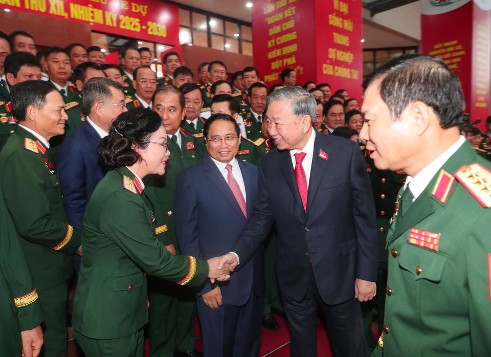 越共中央总书记苏林同与会代表互动交流。图自 越通社