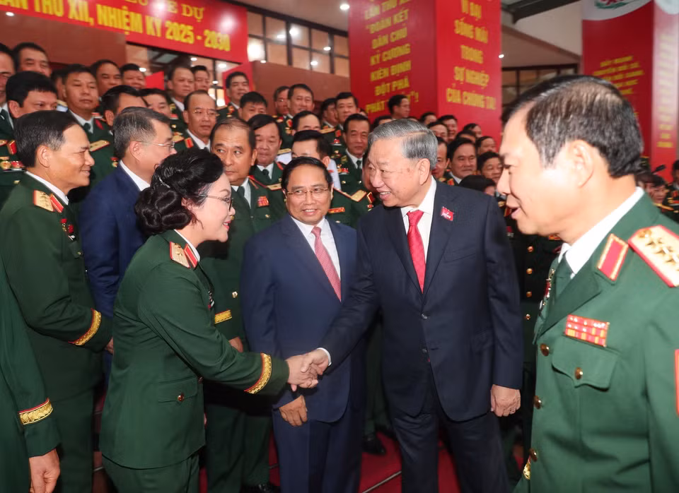 越共中央总书记苏林同与会代表互动交流。图自 越通社
