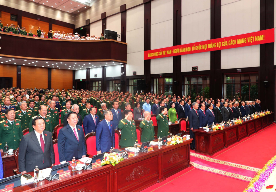 大会代表们庄严地进行了升旗仪式。图自 越通社