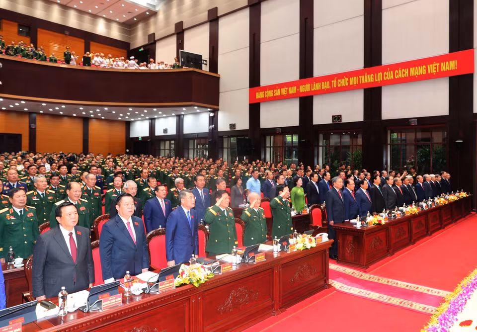 大会代表们庄严地进行了升旗仪式。图自 越通社