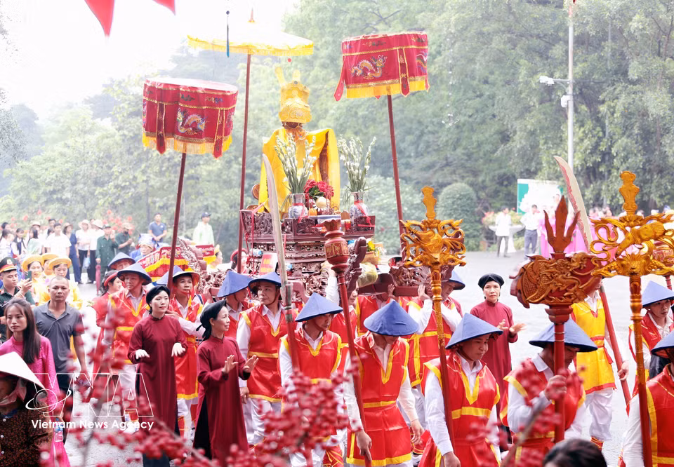 各乡社、坊区举行迎轿仪式，前往雄王庙国家特别历史遗迹区。图自 越通社