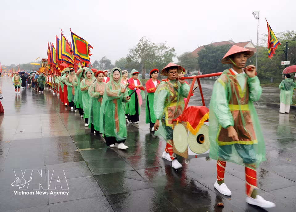 各乡社、坊区举行迎轿仪式，前往雄王庙国家特别历史遗迹区。图自 越通社