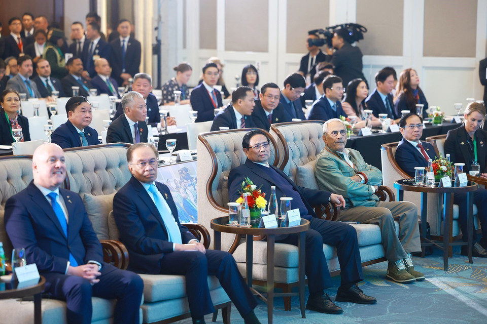越南政府总理范明政、马来西亚总理安瓦尔•易卜拉欣、新西兰总理克里斯托弗•勒克森、东帝汶总统若泽•拉莫斯-奥尔塔出席第二届东盟未来论坛高级别全体会议。图自越通社