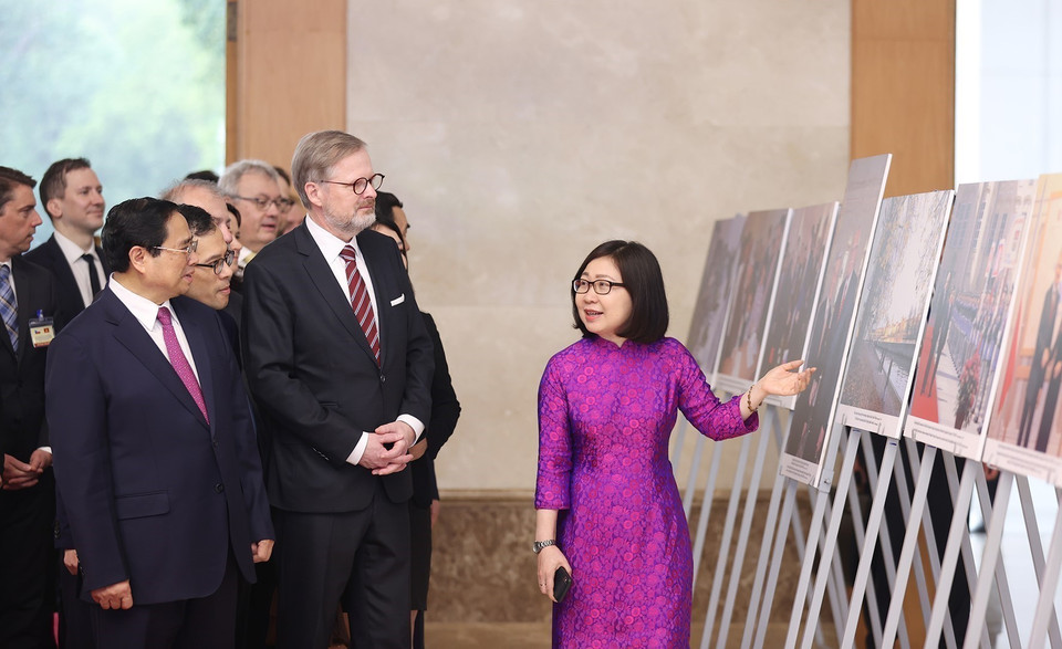 越通社副社长段氏雪绒在越捷两国关系主题图片展上，向越南和捷克两位总理介绍了一张张展现越捷友好关系主题的图片（2023年4月21日）。图自 越通社