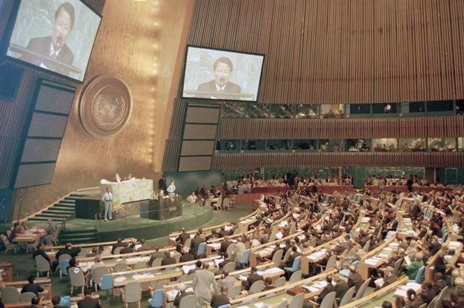 自加入联合国以来,越南不断深入参与联合国各项事务,担任联合国体系中的多个重要职务,积极参与联合国三大支柱领域的活动。图中:越南国家主席陈德良在联合国千年首脑会议开幕式上发表讲话(2000年9月6日,纽约)。图自越通社