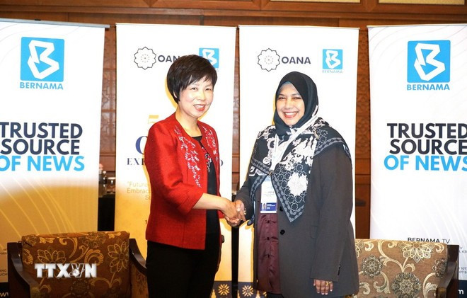 马来西亚国家新闻社首席执行官努鲁·阿菲达·卡马鲁丁（右）亲切会见了越通社社长武越庄。图自 越通社