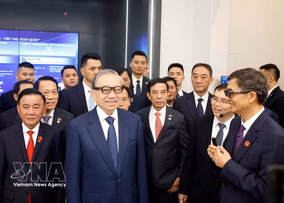 越共中央总书记、国家主席苏林与各位代表参观中国—东盟国家人工智能（AI）应用合作中心。图自 越通社
