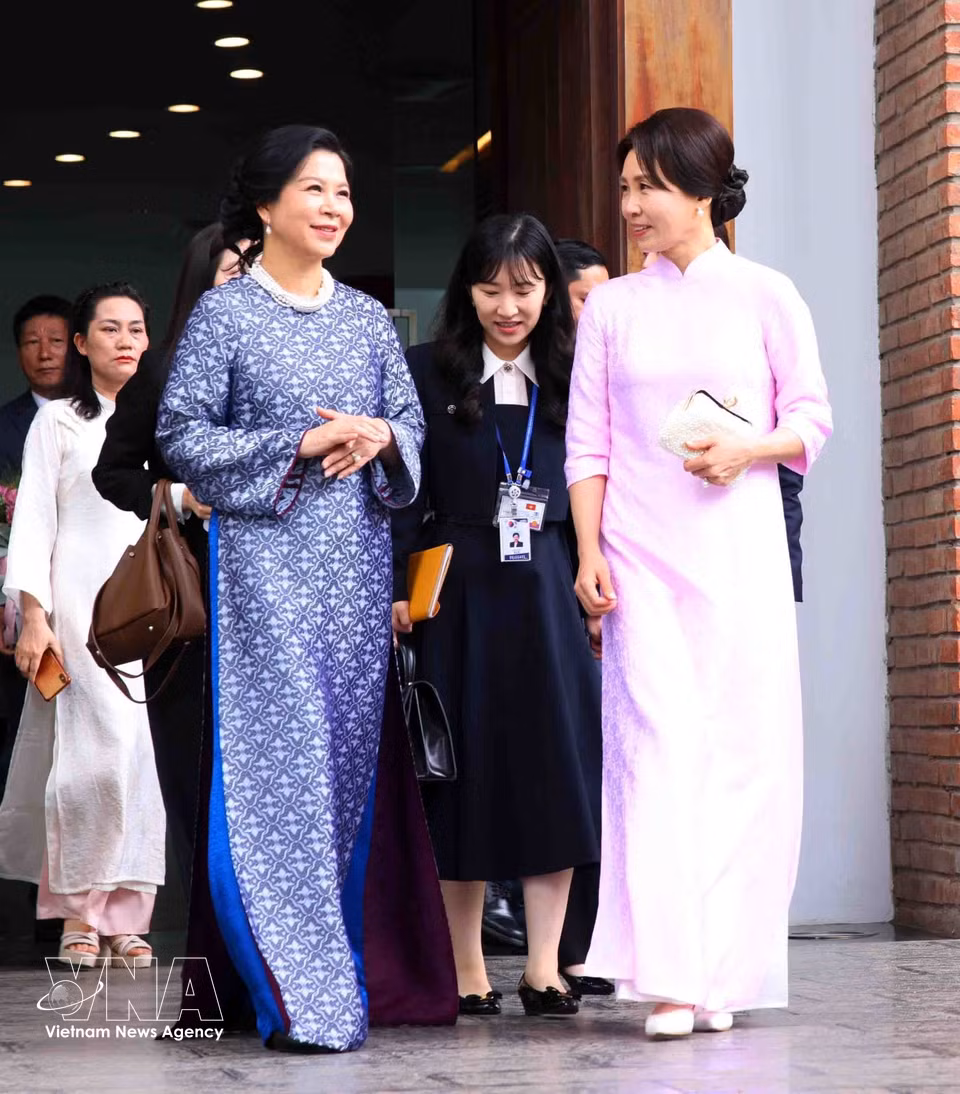 越共中央总书记、国家主席苏林夫人吴芳璃同韩国总统李在明夫人金惠景参观越南民族学博物馆。图自 越通社