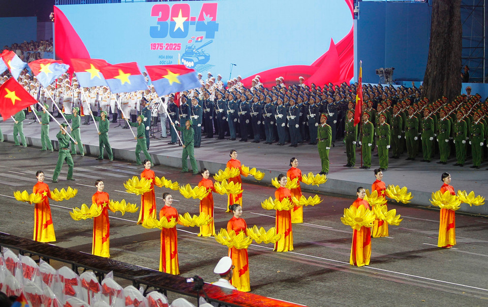 胡志明市文艺方队参加庆典的阅兵游行活动预演。图自 越通社