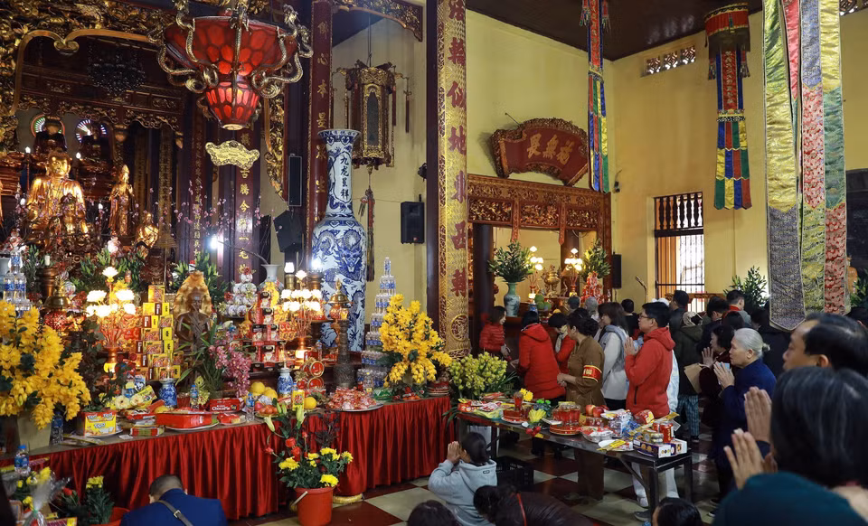大年初一清晨，河内市民前往馆使寺敬香拜佛，寄托新年美好愿望。图自 越通社